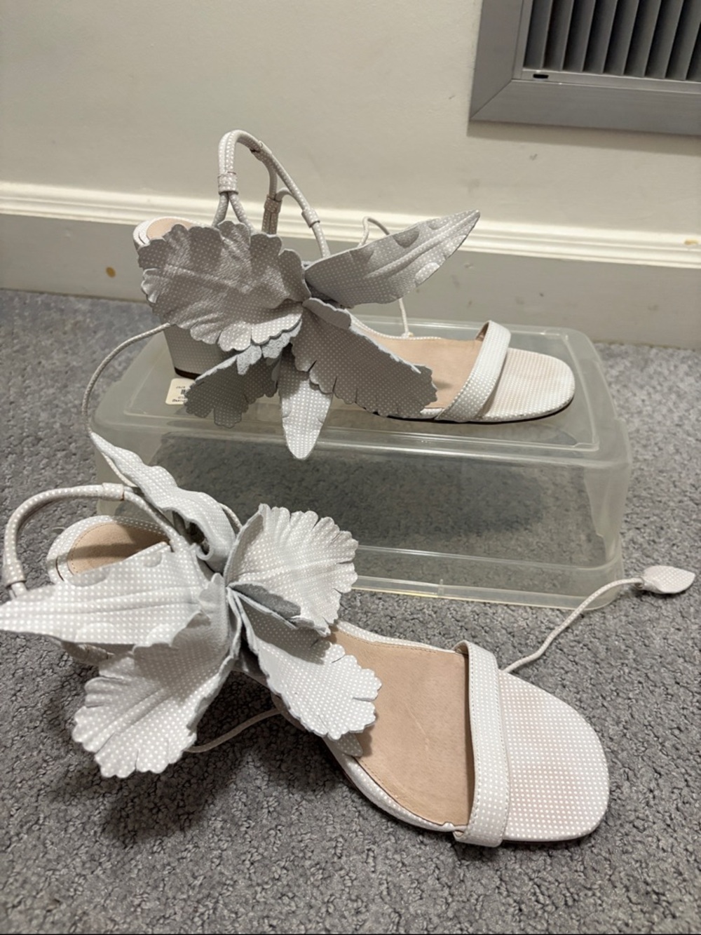 Cecilia New York White Hibiscus Floral Block Heel Sandals 10 - Picture 5 of 15